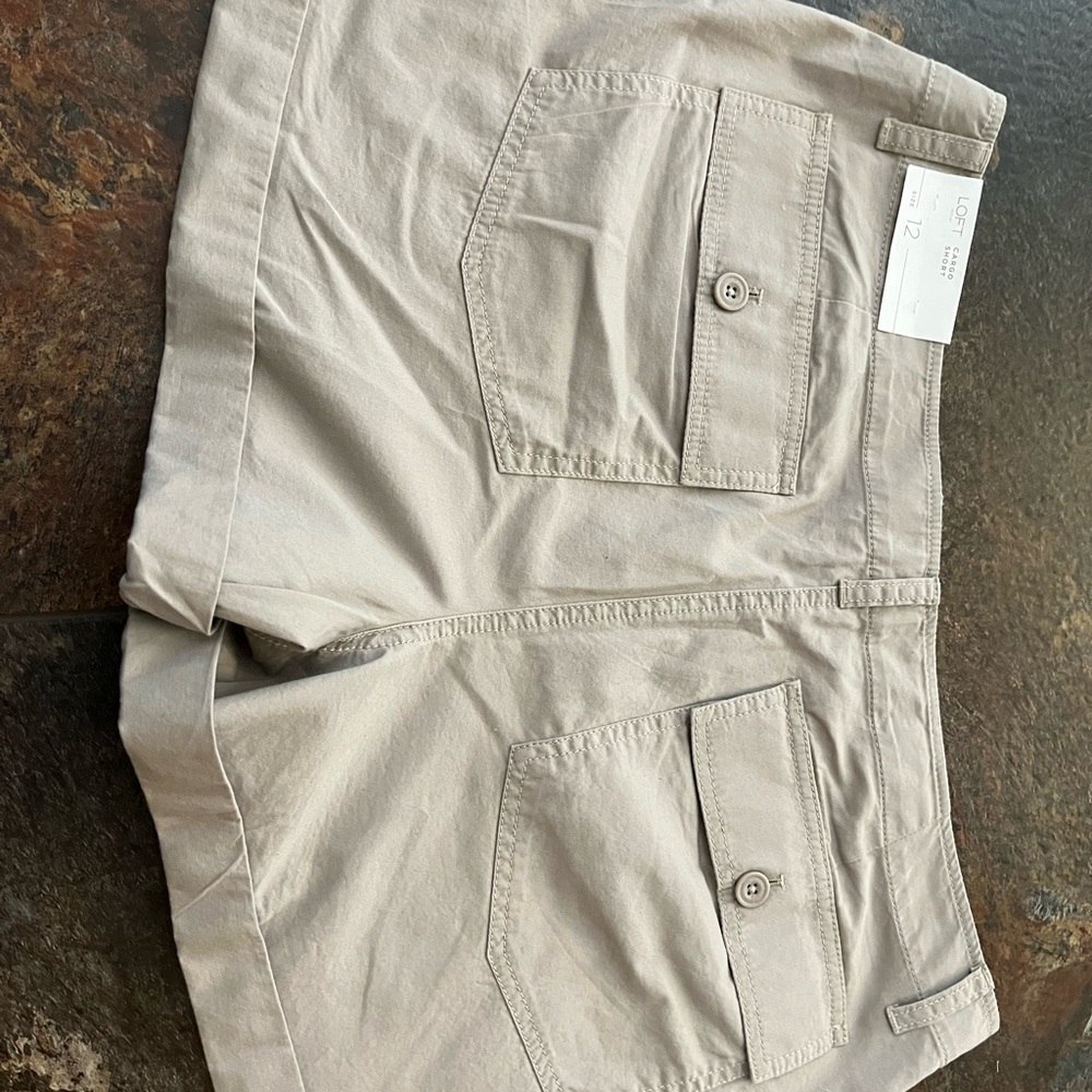 New women’s Loft Outlet tan cotton cuffed cargo shorts. Everyday casual. Size 12 - Picture 13 of 13